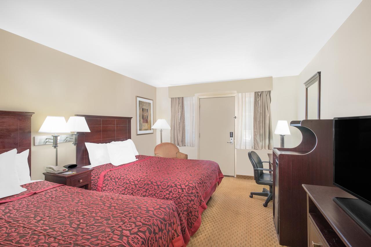 Days Inn By Wyndham Springfield/Phil.Intl Airport Exterior foto